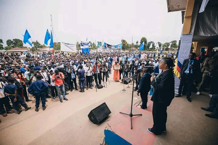 RDC-mobilisation : Judith Suminwa annonce une augmentation des salaires des militaires et policiers et lance l&rsquo;appel à la mobilisation des jeunes pour l&rsquo;armée