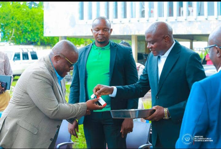 Révolution dans l&rsquo;Agriculture en RDC : Grégoire Mutshail Remet 27 Véhicules pour Booster le PNDA